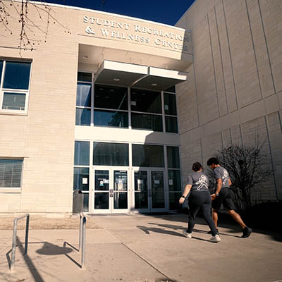 Two students walk up to the entrance of the Rec.